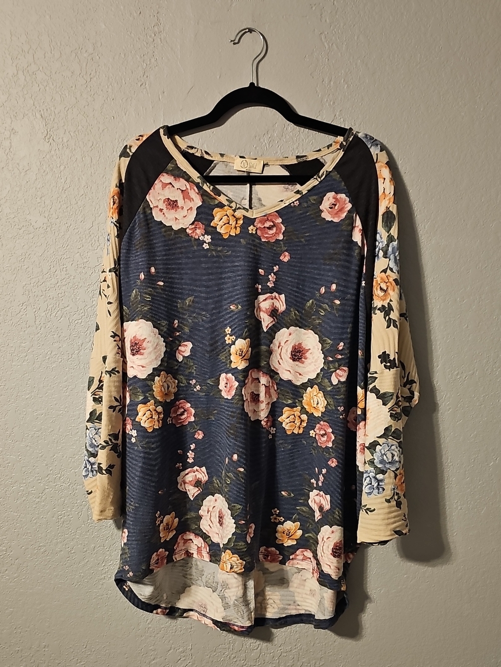 Women's Floral Raglan V-Neck Long Sleeve Top - Navy & Cream